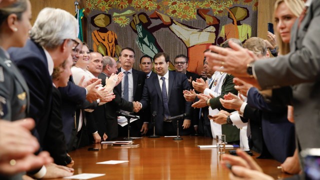 O presidente Jair Bolsonaro entregou a proposta da reforma dos militares ao presidente da Câmara, Rodrigo Maia