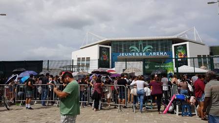 Filas na Jeunesse Arena para comprar ingressos para show de Sandy & Júnior no Rio