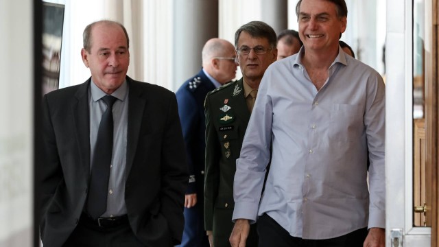 O presidente Jair Bolsonaro e o ministro da Defesa, Fernando Azevedo e Silva, apresentaram a proposta