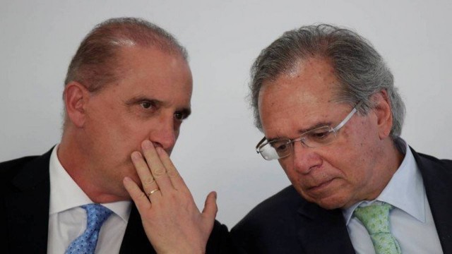 Ministros Onyx Lorenzoni e Paulo Guedes durante cerimônia no Palácio do Planalto