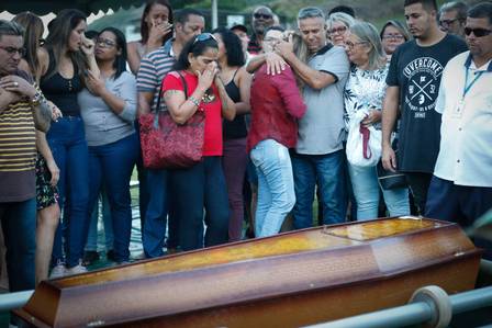 Familiares e amigos se despedem de Haydt, em enterro no Jardim da Saudade