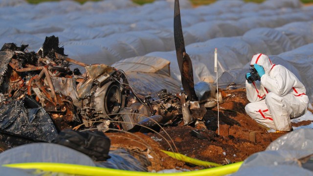 Perito analisa destroços de voo que caiu na Alemanha