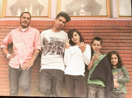 Marcelo D2 posta foto rara com os quatro filhos