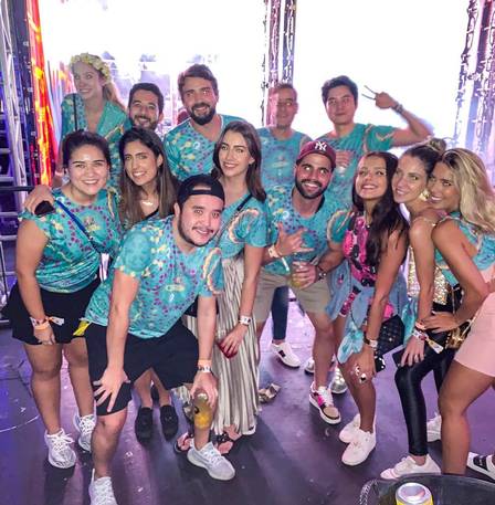 Otavio Barros e amigos cutiram o show de Anitta em São Paulo durante o carnaval