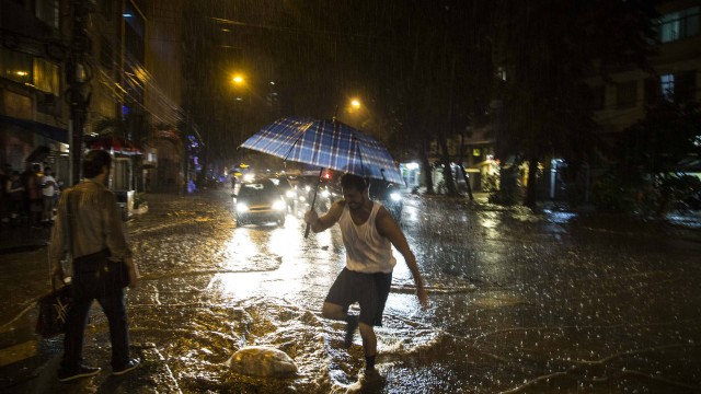 Estágio De Crise: Chove Forte No Rio E Há Ruas Alagadas Pela Cidade