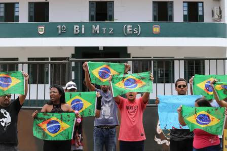 Família fez protesto com bandeiras do Brasil manchadas de sangue