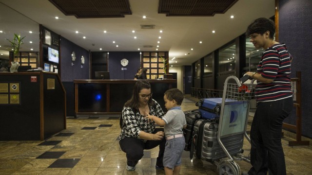 Tatiana de Jesus, Carla Braga (à direita) e Arthur, de 2 anos, pernoitaram no hotel dentro do Terminal 1 do Galeão