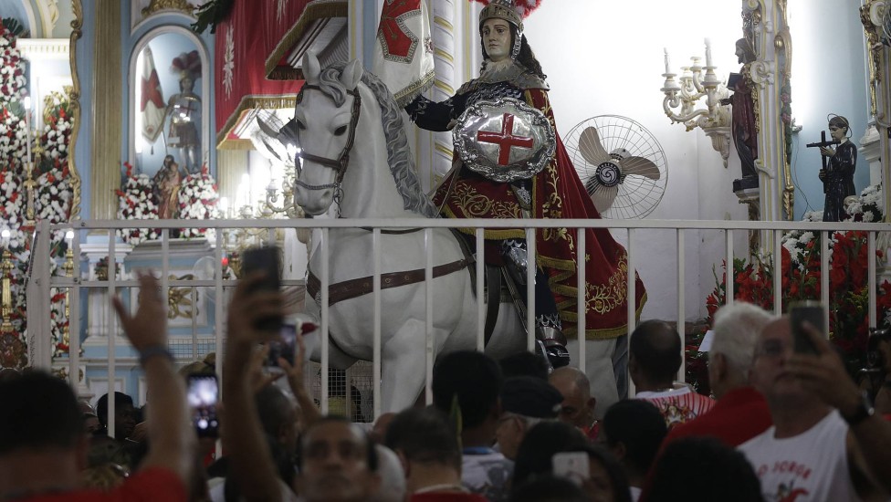 Fiéis comparecem à igreja de São Jorge no centro do Rio agradecer as graças alcançadas