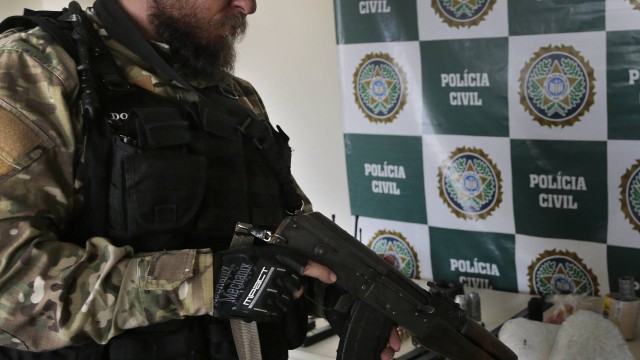 Um AK-47 retirado de bandidos em Angra: modelo chega ao arsenal da polícia através de apreensões.