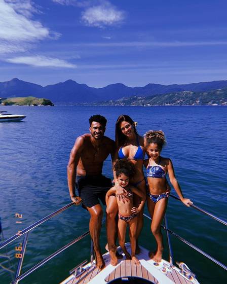 Talita Rocca, noiva de Leandrinho, com as filhas do jogador de basquete com a atriz Samara Felippo