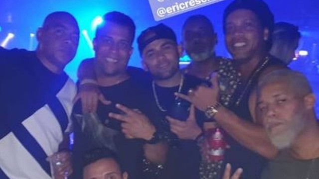 Alheio a processo milionário, Ronaldinho Gaúcho se joga em rolê aleatório com amigos