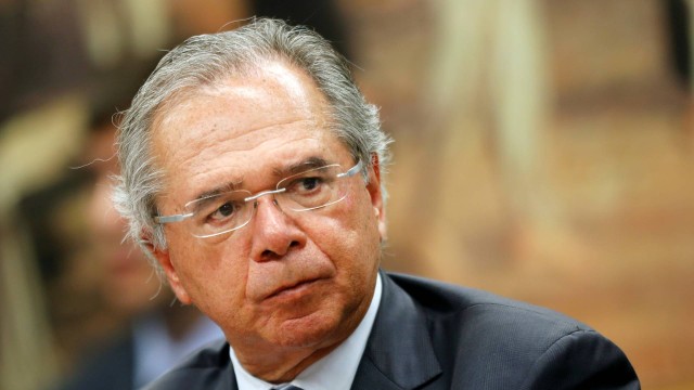 O ministro da Economia, Paulo Guedes, assina a portaria