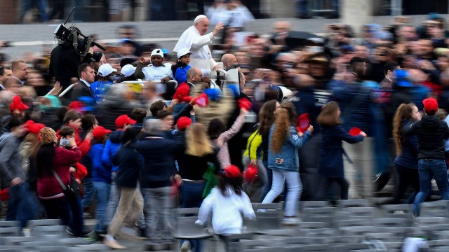 Papa Francisco leva crianças refugiadas no papamóvel