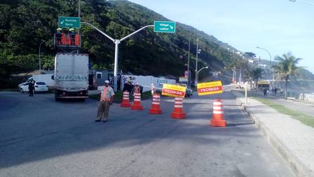 Agente orienta motoristas a retornarem em São Conrado após o bloqueio da Avenida Niemeyer