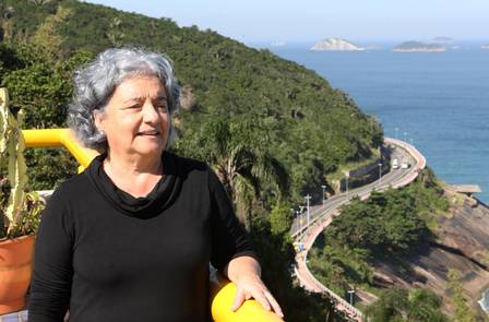 A aposentada Maria Cristina Ferra, 66 anos, moradora do Condomínio das Yucas, está preocupada com possíveis novos deslizamentos da encosta do Morro Dois Irmãos