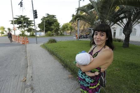 Daiana Pinotti, moradora da Chácara do Céu, foi pega de surpresa pela interdição da Niemeyer ao levar seu filho, Akili, de três mêses, a um hospital de Copacabana e precisou descer a via a pé