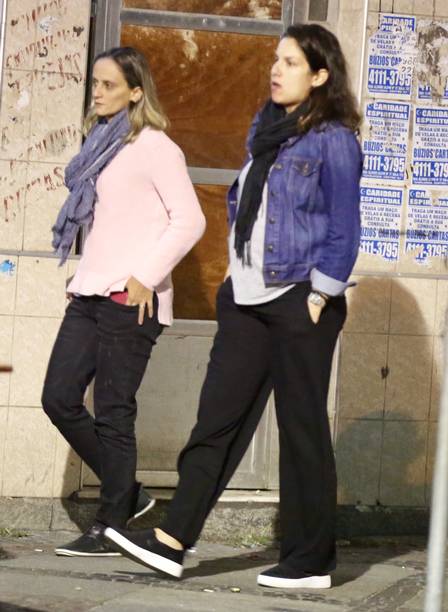 Fabi Alvim passeia com a mulher grávida pelas ruas do Rio