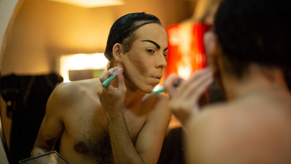 Mateus concentrado durante a maquiagem