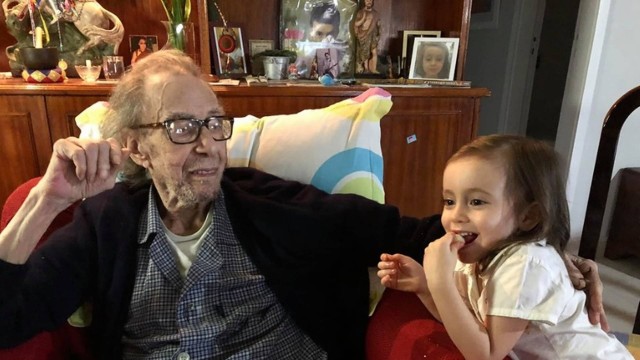 João Gilberto e a neta, Sofia, em sua casa