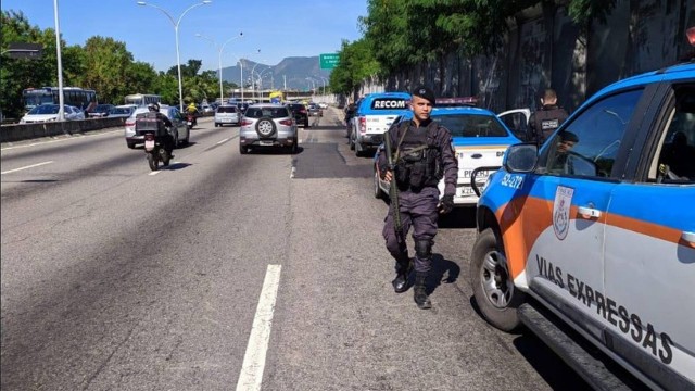 Policiais do BPVE e do RECOM reforçaram o patrulhamento na Linha Vermelha