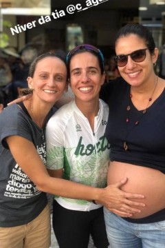 Bicampeã olímpica de vôlei, Fabi Alvim terá um bebê com Julia Silva