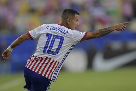 Derlis González marcou um golaço, o segundo do Paraguai no jogo