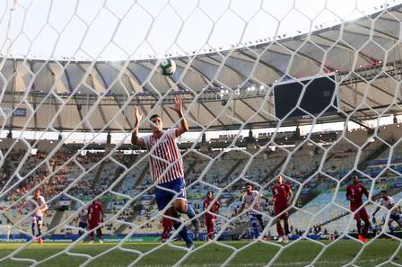 Oscar Cardozo comemora gol com as arquibancadas vazias ao fundo