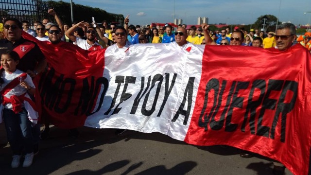 Torcida do Peru com uma grande faixa para apoiar a seleção de Guerrero