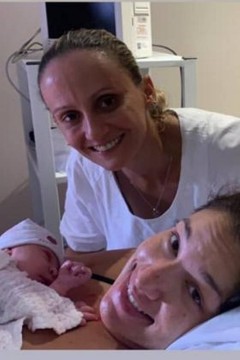 Nasce a filha da ex-jogadora de vôlei Fabi Alvim com a companheira, Julia Silva