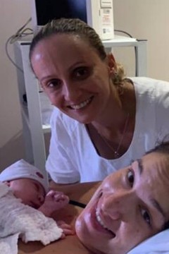 Nasce a filha da ex-jogadora de vôlei Fabi Alvim com a mulher, Julia Silva