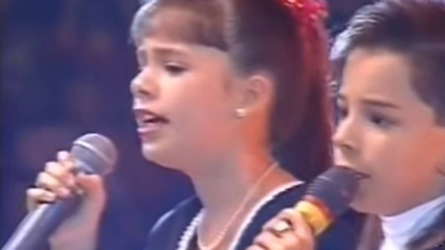 Em 1994, no dia 30 de julho, a dupla cantou a música "Criança esperança", feita especialmente para a atração