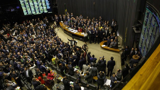 O plenário da Câmara dos Deputados aprovou o texto-base da reforma em primeiro turno por 379 votos a favor e 131 contra