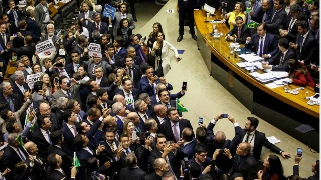 Plenário da Câmara dos Deputados, em Brasília, no momento do anúncio do resultado da votação do texto base da reforma da Previdência