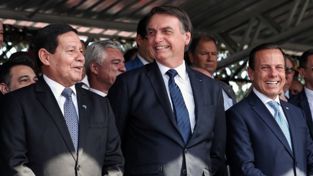 O presidente Jair Bolsonaro entre o vice, General Mourão, e o governador de São Paulo, João Doria