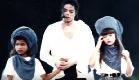 Sandy, à direita, ao lado de Michael Jackson