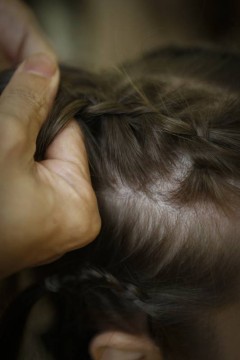 Para o penteado, basta o cabelo estar seco (não precisa escovar). Primeiro, divida a lateral da cabeça, a partir da orelha, e deixe a parte...