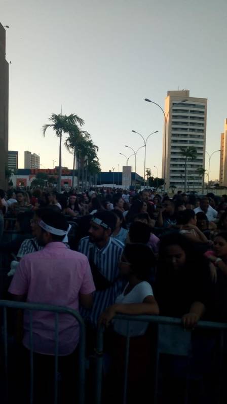 Fãs aguardam abertura de portões para o show de Sandy e Junior em Fortaleza