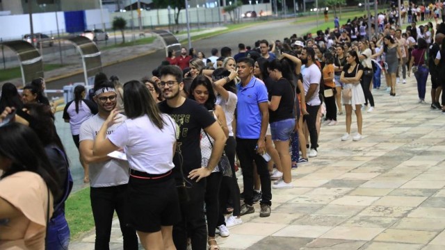 Longas filas se formaram desde cedo no Centro de Eventos do Ceará, em Fortaleza