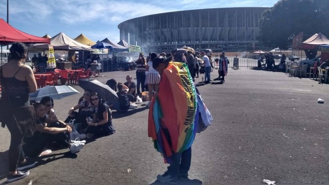 Ambulante vende bandeira do arco-íris