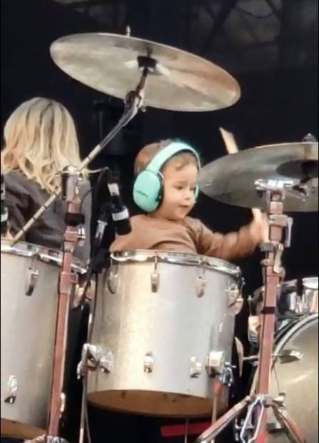 Filho de Junior Lima toca bateria durante passagem de som em Brasília
