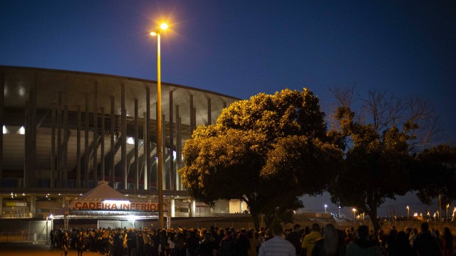 Fãs aguardam na fila para entrar no Estádio Mané Garrincha, local do show da dupla em Brasília