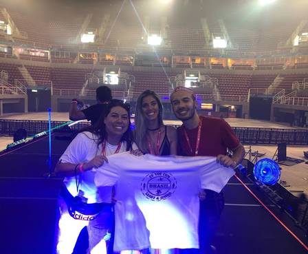 Trio de fãs que vai a todos os shows fez tour pelo palco e backstage antes do show na Jeunesse Arena, no Rio
