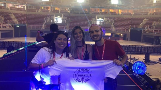 Trio de fãs que vai a todos os shows fez tour pelo palco e backstage antes do show na Jeunesse Arena, no Rio