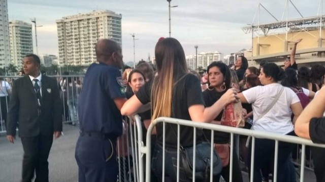 Segurança orienta fãs em fila para show no Rio