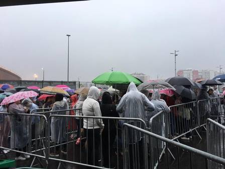 Fãs de Sandy e Junior fazem fila sob a chuva na Jeunesse Arena, na Barra