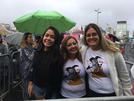 Barbara levou as duas filhas para o segundo show de Sandy e Junior no Rio