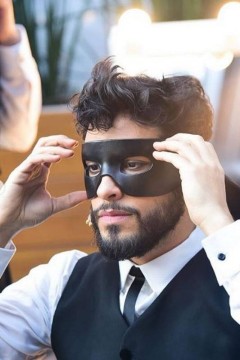 Bruno Fagundes estreia como o sexy Zorro e brinca com fotos: ‘Descobriram o Bruno gato’