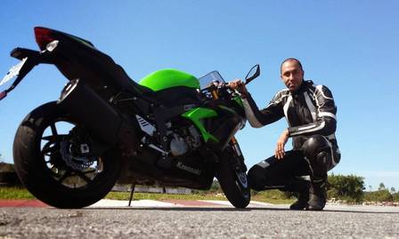 Eduardo Azeredo destaca que a posição do piloto na moto é fundamental para a segurança