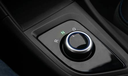 O câmbio é um botão giratório que seleciona as funções de drive, neutro e marcha a ré