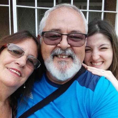 A Rebeca Abreu posou com os pais e disse que Sandy foi exemplo de valorização à família